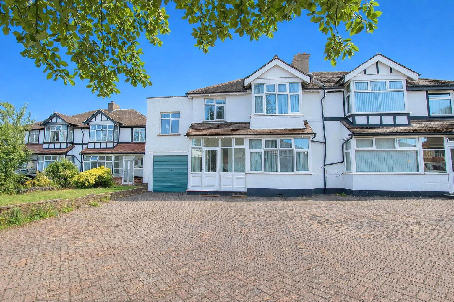 4 bed property in Redford Avenue, Wallington